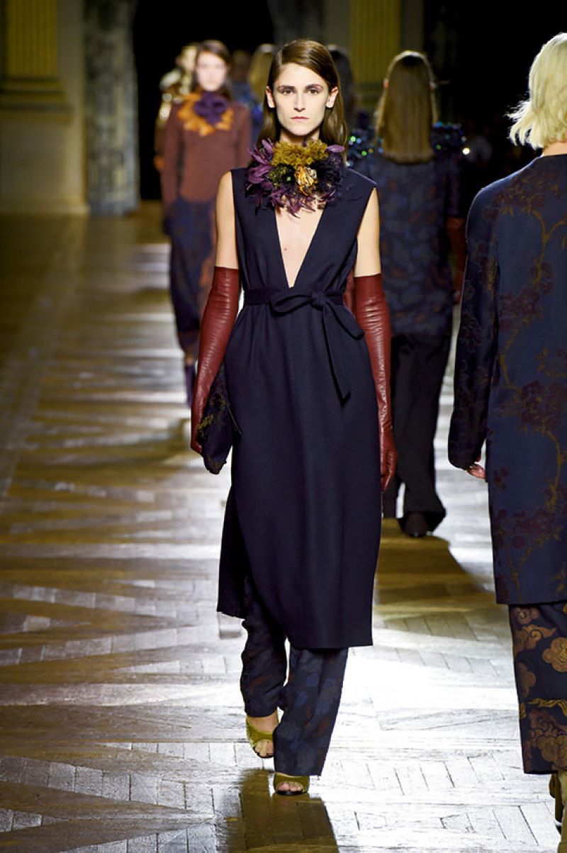 How to Wear Long Gloves