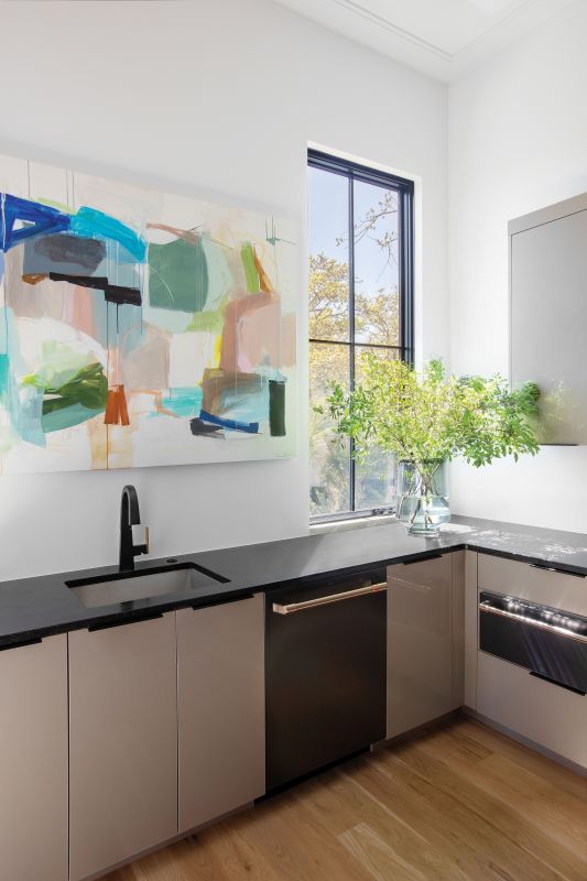 The neighboring butler’s pantry features an abstract acrylic and oil pastel by local artist Emily Brown that helps pull the room together.