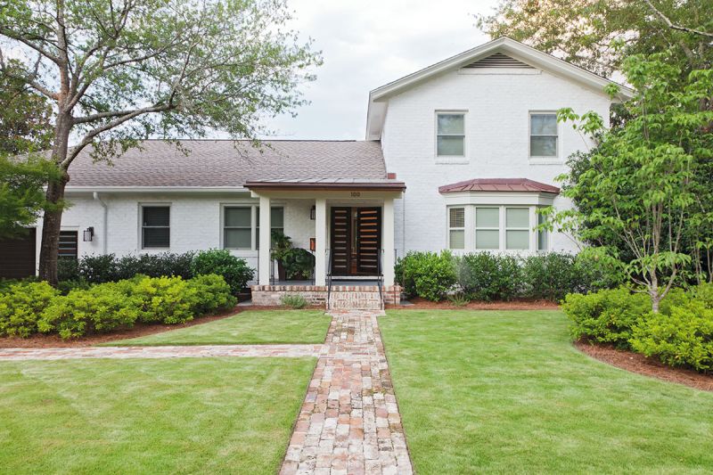 From the front, the renovation of this ranch-style South Windermere house appeared minimal—a few coats of limewash and other subtle tweaks for a more streamlined façade that still fits into the neighborhood.