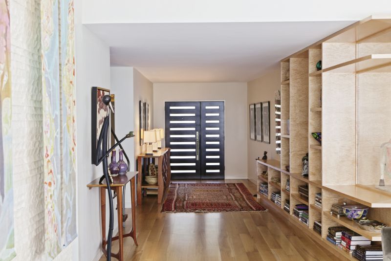 Gibson designed the angled wall that runs alongside the entryway to draw visitors into the home.