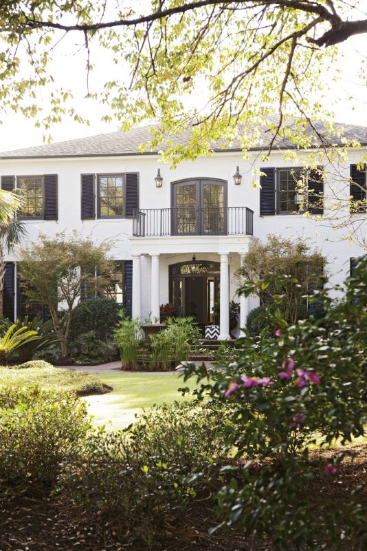 Light & Bright: Homeowners Jennifer and Jim Moriarty painted the natural brick “Decorator's White” with black trim.