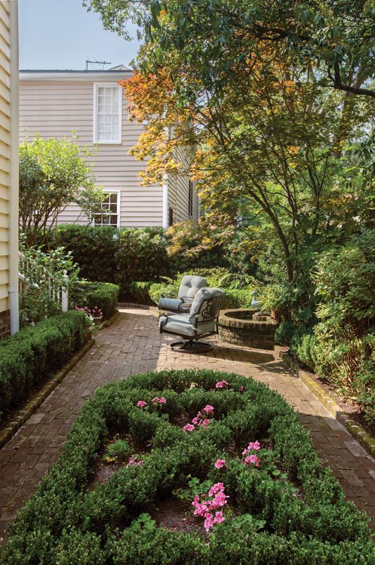 First designed by Sheila Wertimer and enhanced in 2022 by Elizabeth Pope, it includes a parterre, an ornamental feature, in this case in a figure-eight pattern, encased by low, clipped, evergreen hedges.