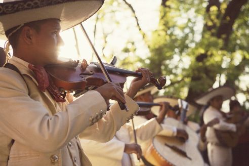Mariachi bands are always performing in the evenings in El Jardín