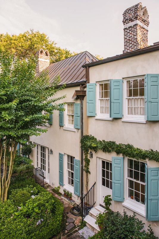 Built in the 1730s, the Seegers’ home is one of the oldest single houses on the peninsula. Its green spaces were originally conceived by noted garden designer Loutrel Briggs in 1951 and 1961.