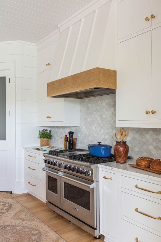 A wood-accented hood complements the 1940s-inspired “Athletic Club” counter stools, by Hollywood at Home by Peter Dunham. The beadboard ceiling is a throwback to early beach houses on Sullivan’s Island.