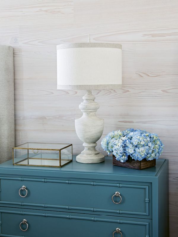 Staying true to the blue and neutral color scheme throughout the home declutters the space overall.