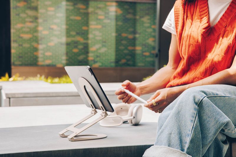 “Curve Mini” tablet stand