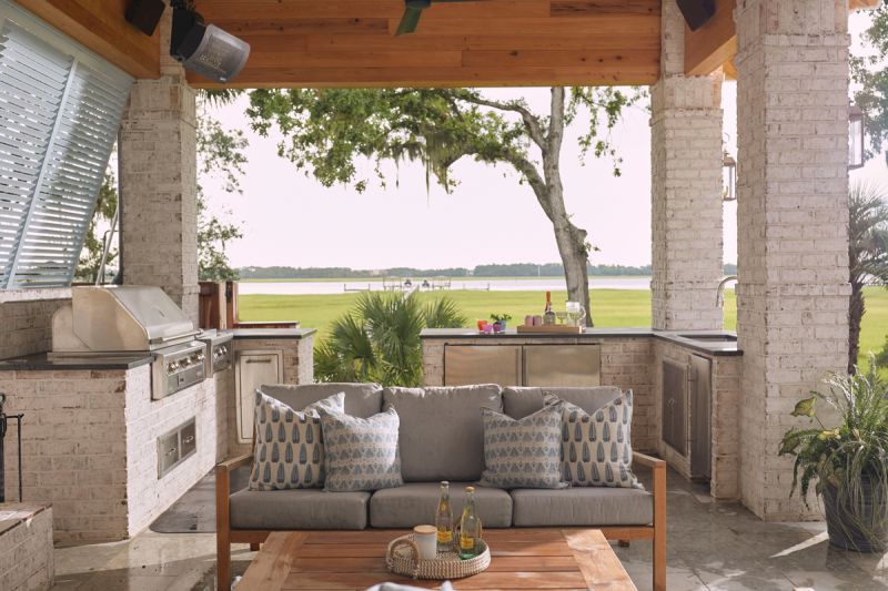 Catch & Relax: The fully equipped kitchen from Plugs Appliances allows for cleaning and cooking the day’s catch. The adjacent outdoor furnishings from Teak + Table are accessorized with Walter G pillows from Celadon Home.